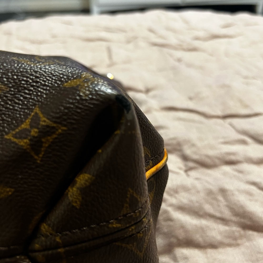 Louis Vuitton Mono Sully MM
Certificate of authenticity. Photos for condition - Picture 7 of 16